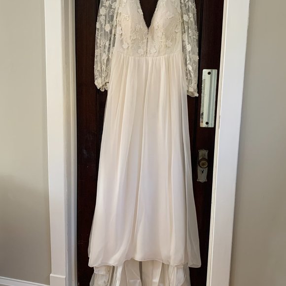 Brand New Dreamers and Lovers "Yaya" Lace & Silk Wedding Dress - Picture 2 of 11